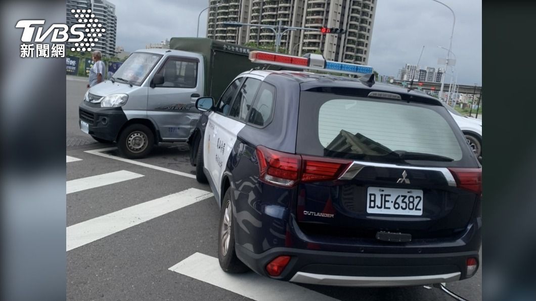 警車撞停小貨車。（圖／TVBS）