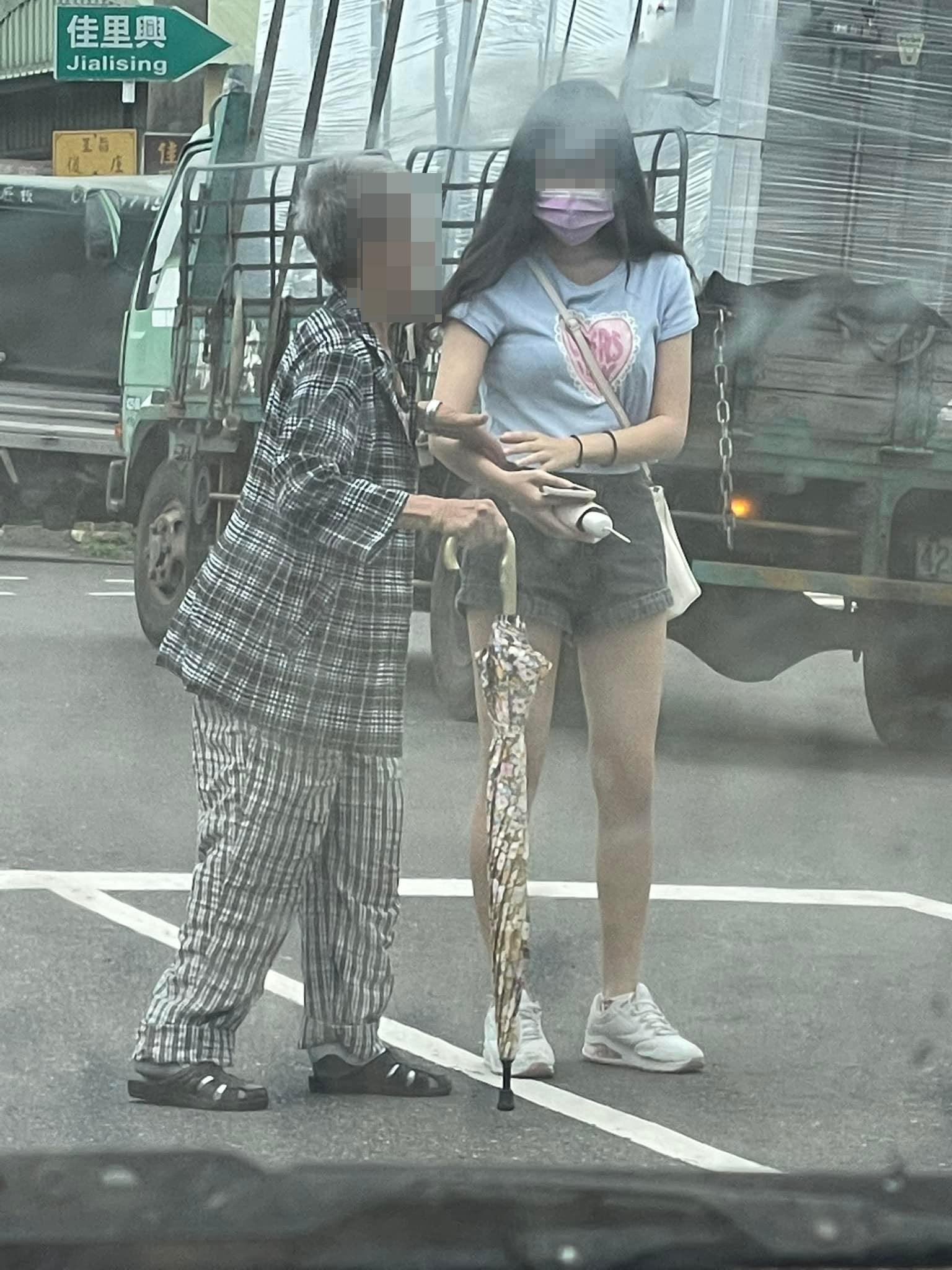 一名長腿正妹主動扶老奶奶過馬路。(圖/翻攝自爆廢公社)