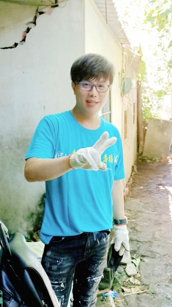 馮偉傑協助清除垃圾屋。(圖/瑞揚創意提供)