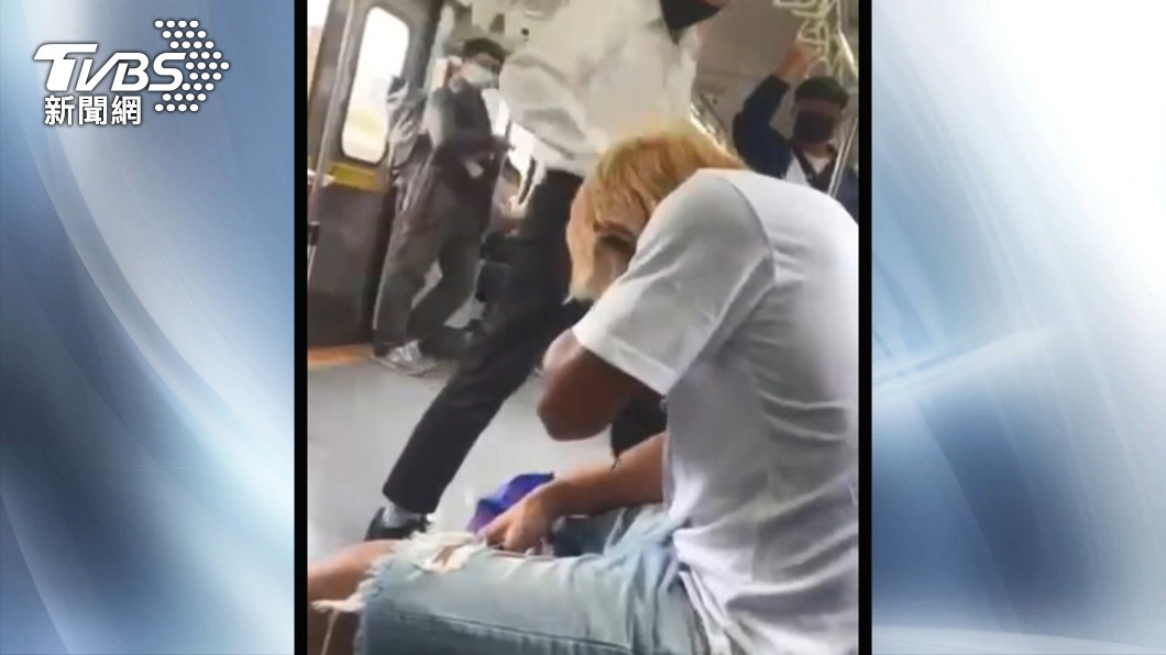 一名男乘客找人搭訕遭拒絕,突然拿出預藏的辣椒水猛噴對方眼睛。(圖/TVBS)