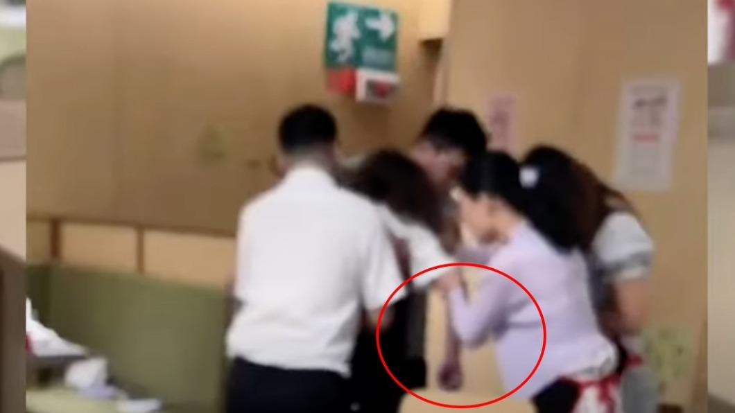 嫩妹吃海底撈噎到「雙手發紫」喪命 店家賠不賠全看2點