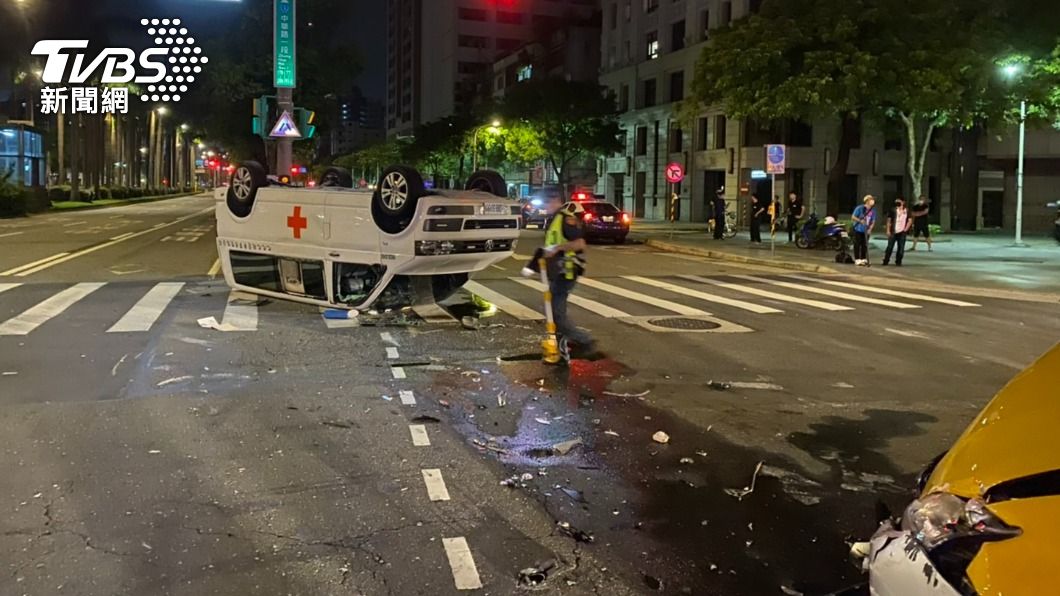 計程車聞警報未減速禮讓　路口撞翻救護車