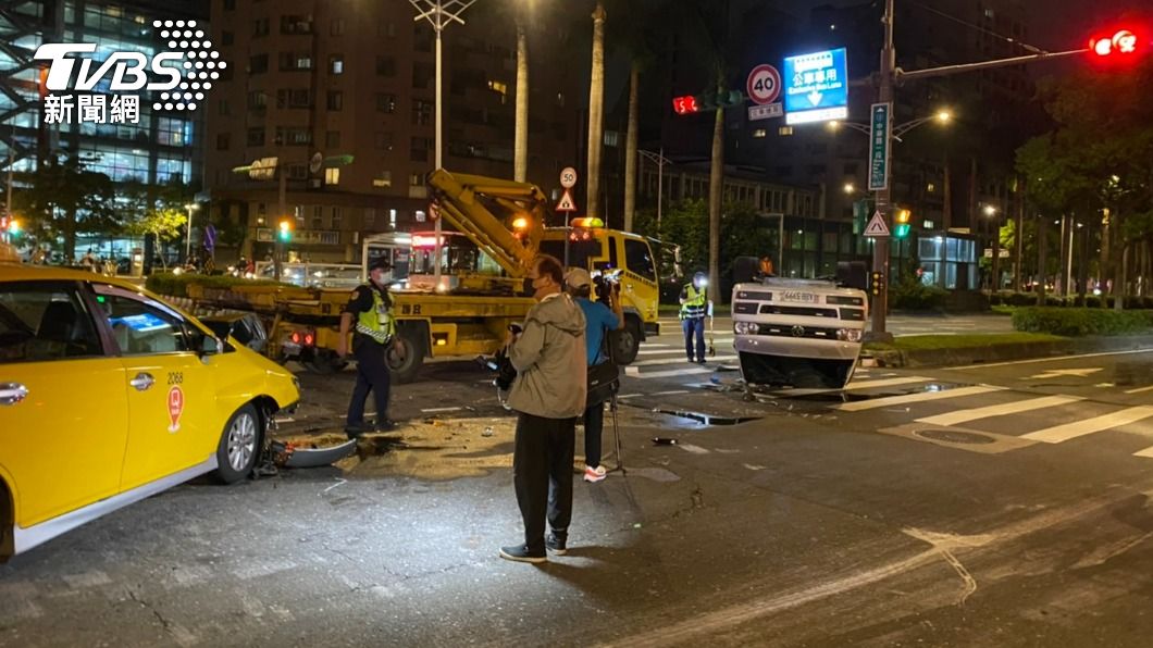 計程車聽聞警報器未禮讓救護車，路口直接撞翻救護車。（圖／TVBS）