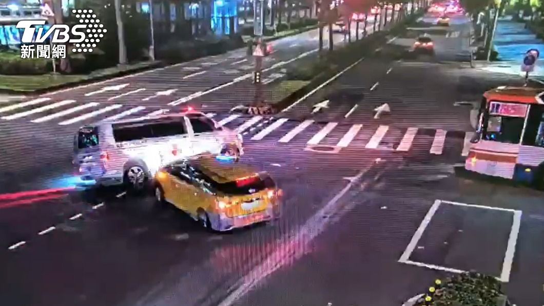 路口監視器拍下事故撞擊瞬間。（圖／TVBS）