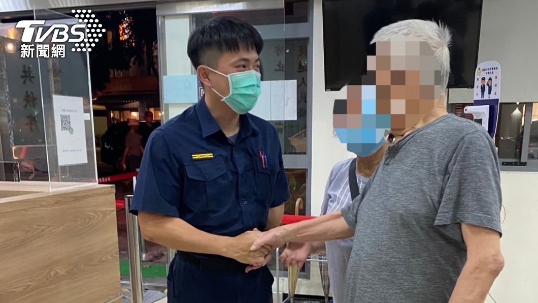 老夫妻到派出所內向員警道謝。(圖/TVBS)