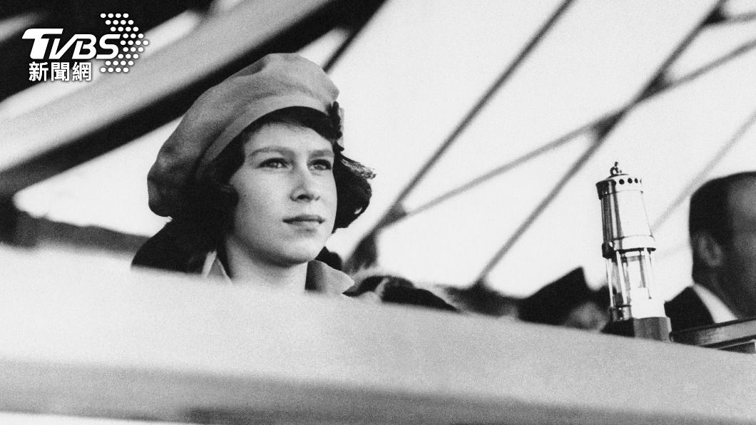 1942年,第二次世界大戰期間,16歲的伊莉莎白二世加入英國皇家軍事機械部隊。(圖/達志影像美聯社)