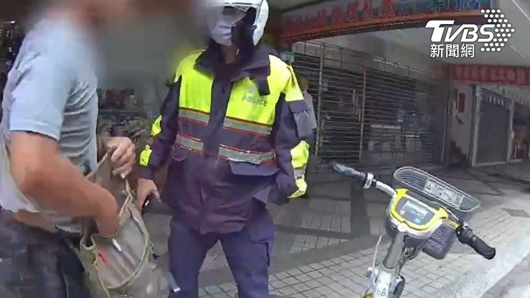 騎樓騎自行車不服取締！莽漢拒檢掙扎　害警員手掌骨折