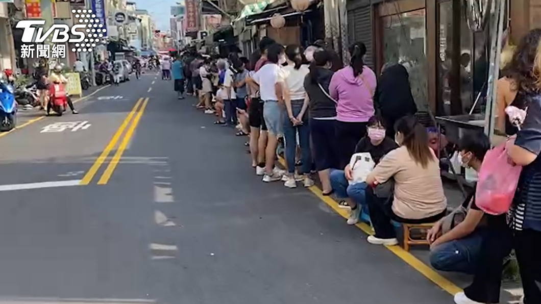 從凌晨就開始出現排隊人龍。（圖／TVBS）
