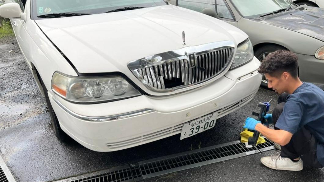 林肯轎車在行進間撞擊到野鹿,導致水箱護罩變得殘破不堪。(圖/翻攝自乾いた熊 Twitter)