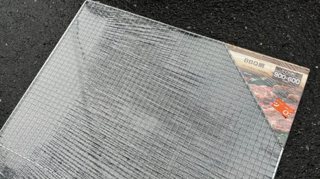 為了讓車能夠正常行駛,這位網友採用烤肉網來修復。(圖/翻攝自乾いた熊 Twitter)