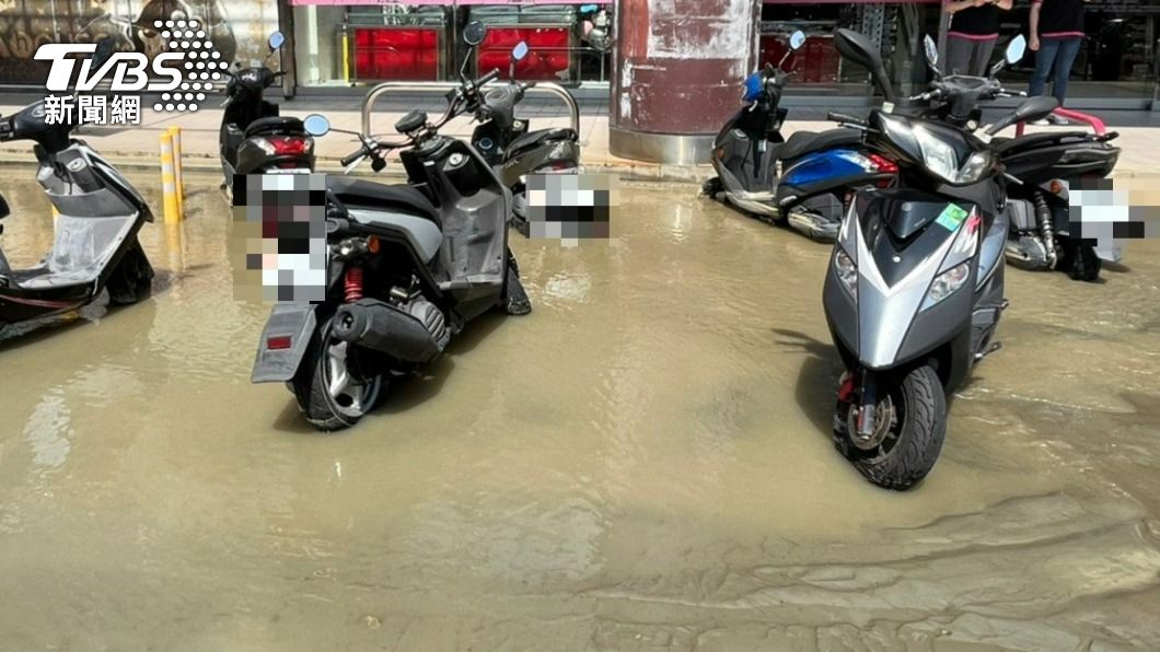 多輛機車泡水。（圖／陳光軒議員提供）