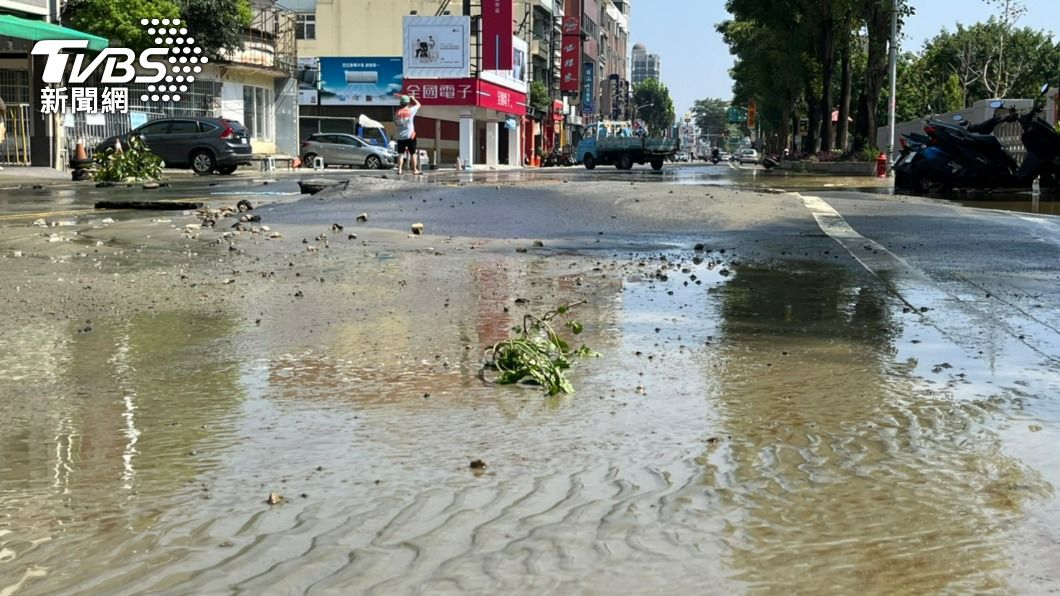 道路泥水流竄。（圖／陳光軒議員提供）