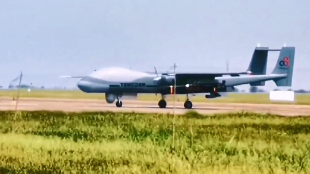TB-001號稱雙尾蠍是解放軍中最大型,號稱時速220公里,載重將近一頓。(圖/翻攝YouTube:ChineseForces)