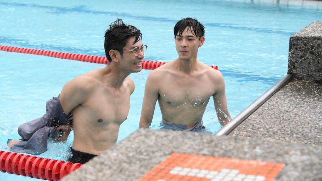 連晨翔(右)、楊子儀脫衣尬身材。(圖/三立提供)