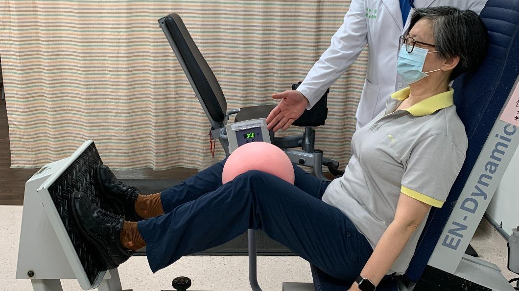 退化性關節者也可使用大腿推蹬機。（圖／院方提供）