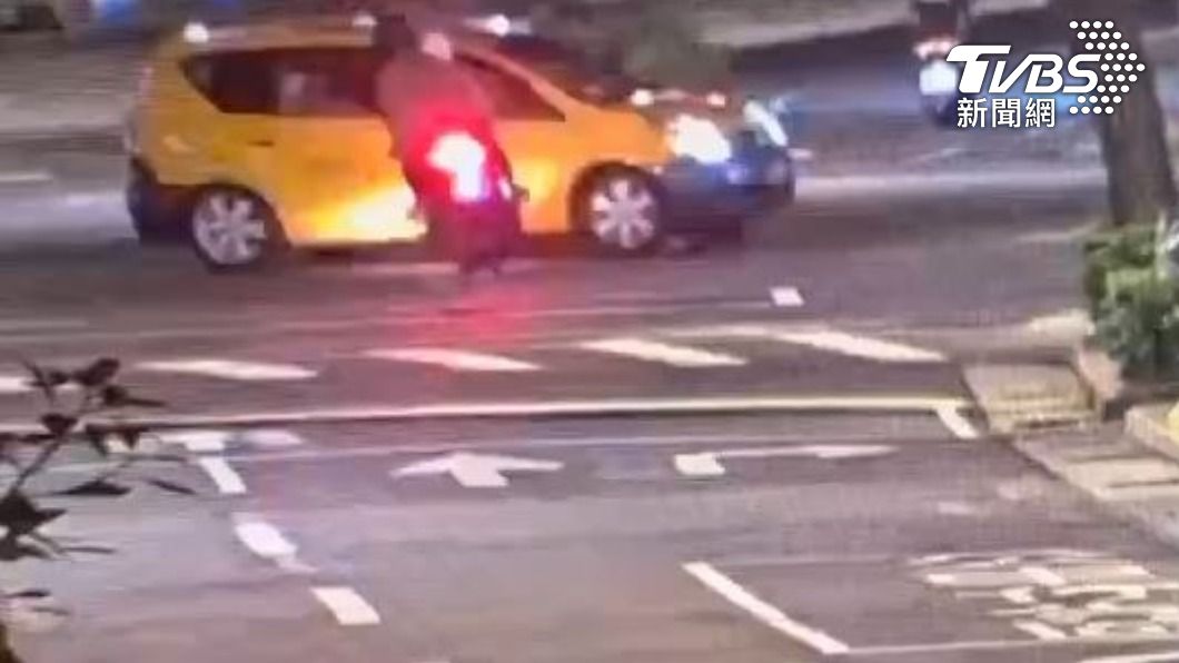 警分局前深夜巨響!計程車左轉機車猛撞 6人傷騎士昏迷