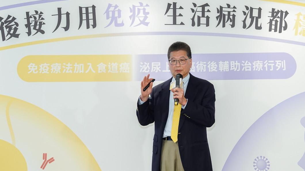 台北榮民總醫院泌尿癌多專科醫療團隊召集人張延驊解釋免疫療法。(圖/TVBS)