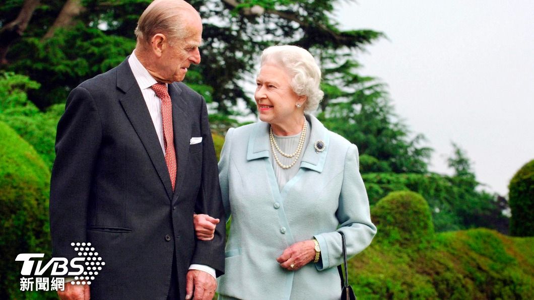 英女王伊莉莎白二世（右）與丈夫菲利普結縭74年，深厚感情令外界動容。（圖/達志影像路透社）