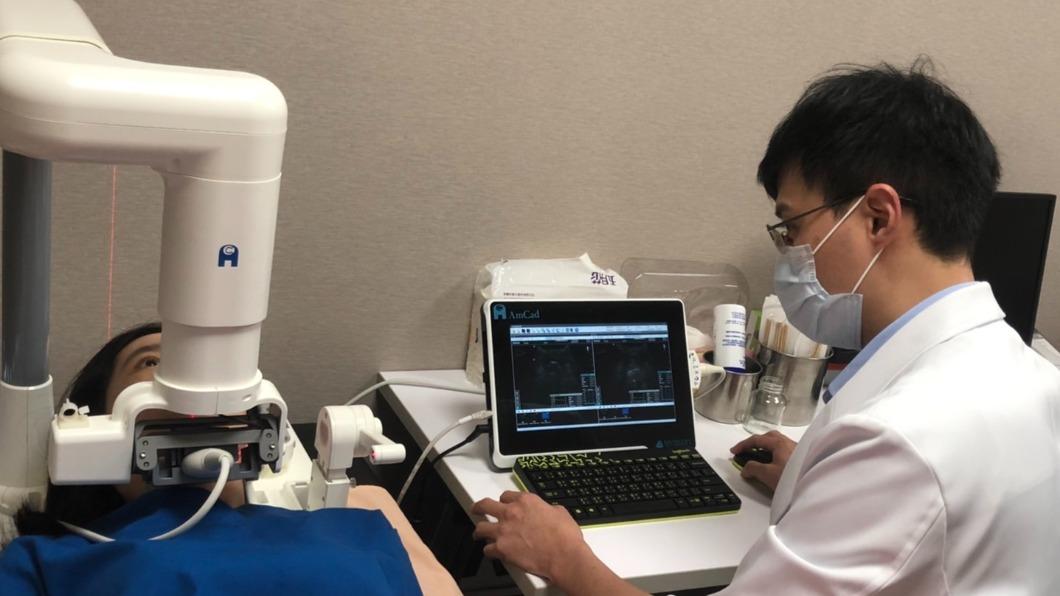林口長庚胸腔內科系呼吸道疾病科主治醫師陳濘宏進行睡眠呼吸中止評估。(圖/院方提供)