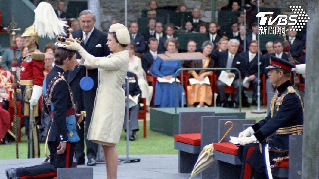 1969年7月1日，女王為兒子查爾斯王子進行加冕，愛丁堡公爵菲利普親王則坐在右邊。（圖／達志影像美聯社）