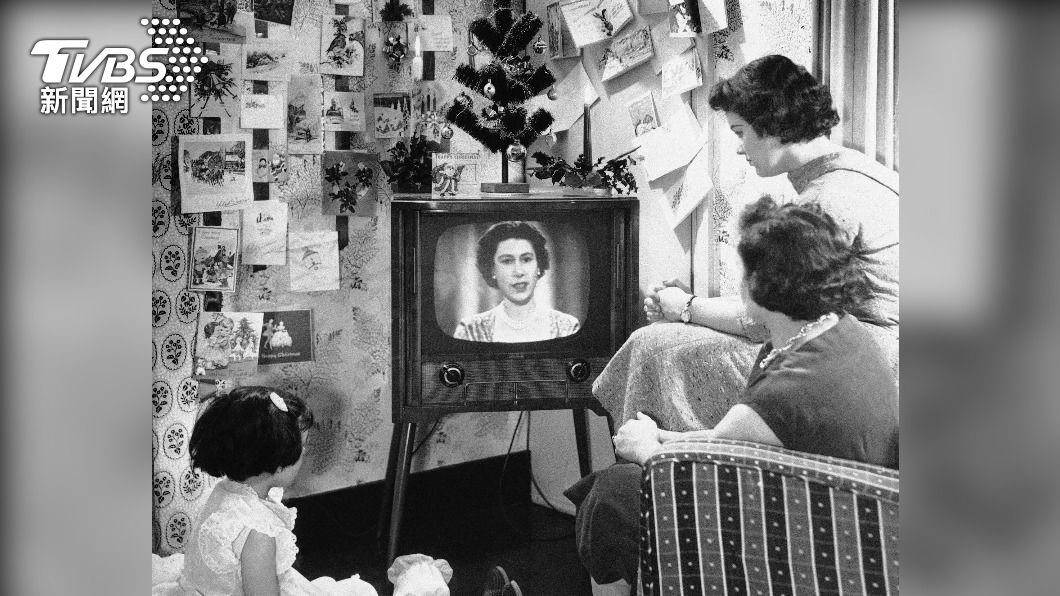 1957年12月26日，女王首次向英國人民播放聖誕節電視節目，一個倫敦家庭正在觀看女王演說。（圖／達志影像美聯社）
