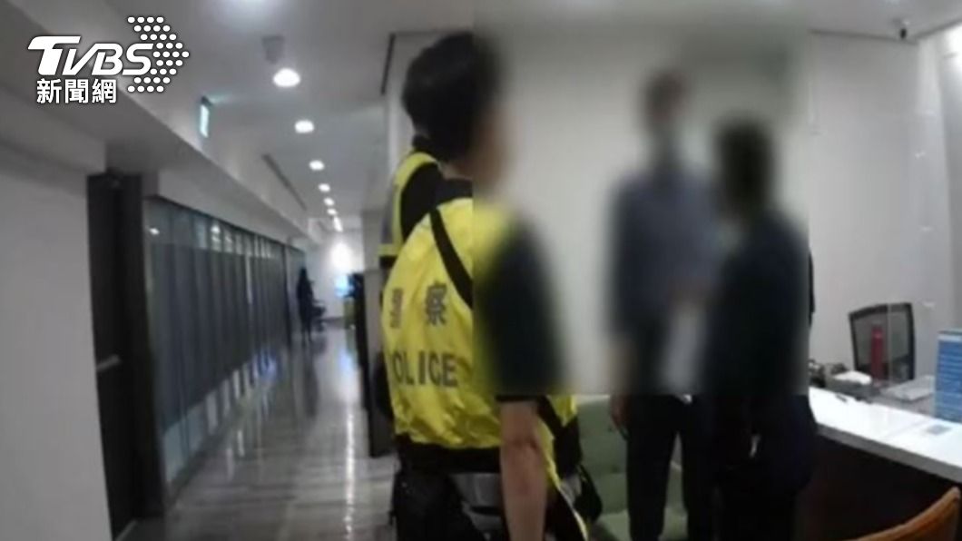 銀行行員發現男子欲匯款的帳戶,早已被列為警示,緊急通知警方到場。(圖/TVBS)