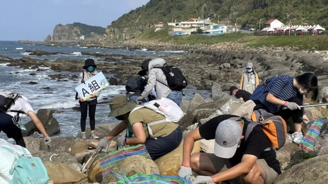 新北深澳海邊淨灘 2小時清出150公斤海洋廢棄物