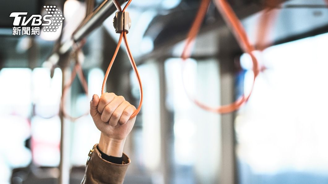 搭公車遇怪人!壯漢硬擠坐旁邊 「AirDrop」神救援脫險