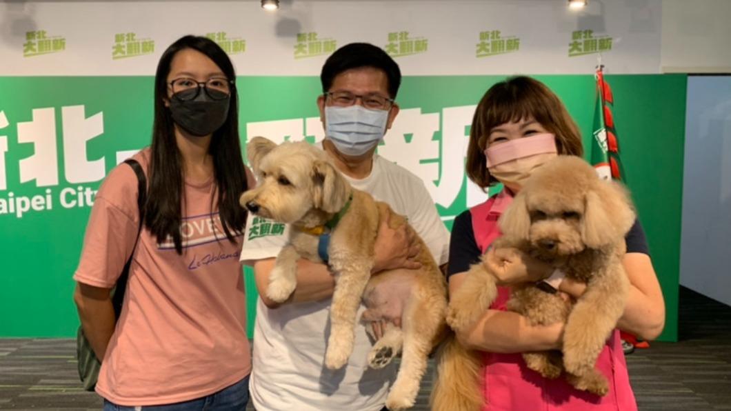 林佳龍與狗狗互動玩耍。(圖/林佳龍辦公室提供)