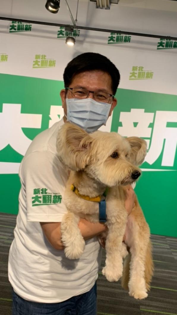 民進黨新北市長參選人林佳龍,拋出「寵物大療癒」政策。(圖/林佳龍辦公室提供)