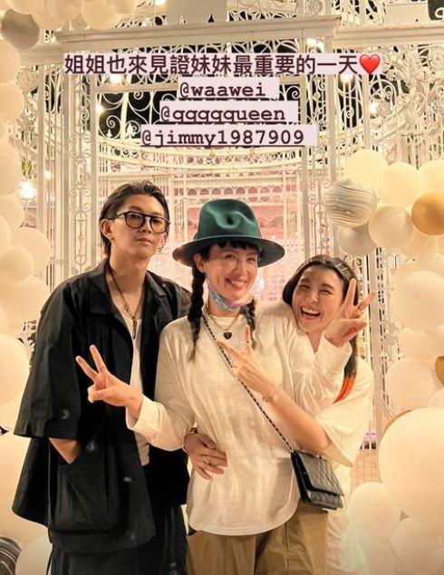 姊姊「金曲歌后」魏如萱也來見證妹妹邁向幸福。(圖/翻攝自林佩瑤IG)