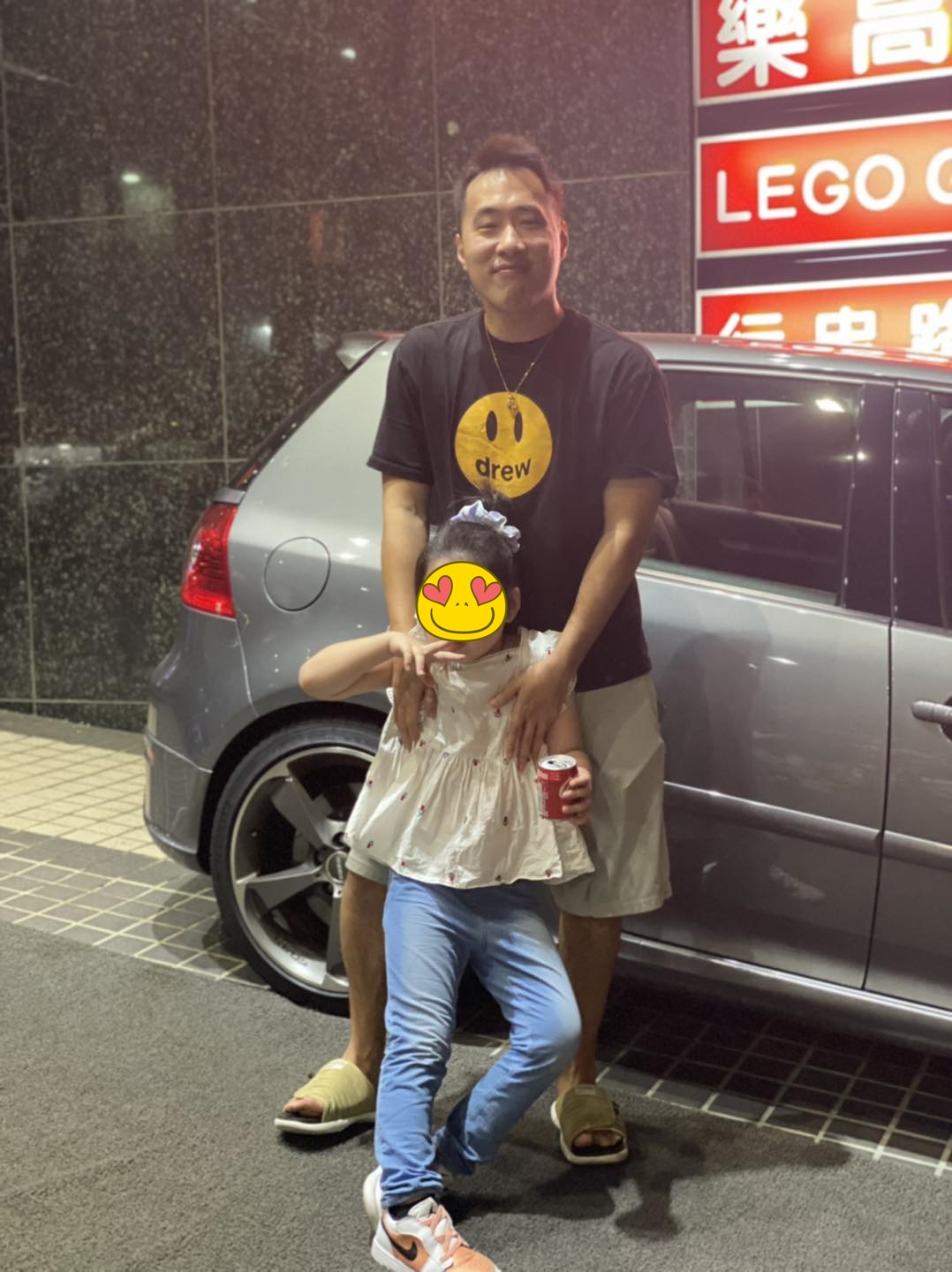 余祥銓全力照顧起姊姊留下來的2個孩子。(圖經處理/翻攝余祥銓臉書)