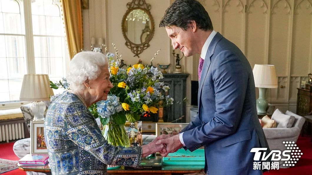 女王會見加拿大總理杜魯道(Justin Trudeau)時,在會場擺放黃色與藍色的花束,默默表示對烏克蘭的支持。(圖/達志影像美聯社)