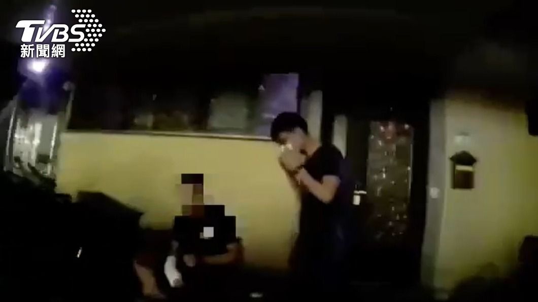 警方循線找到抽K菸的洪男，當場將他帶回偵辦。（圖／TVBS）