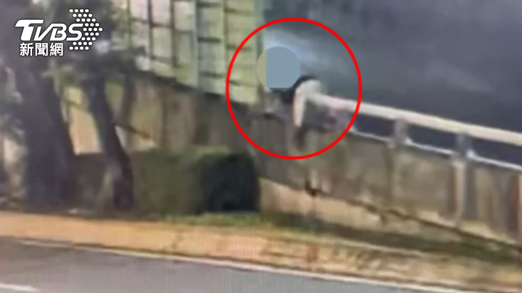 男子自撞後擔心酒測被抓，竟爬下百齡橋逃離現場。（圖／TVBS）