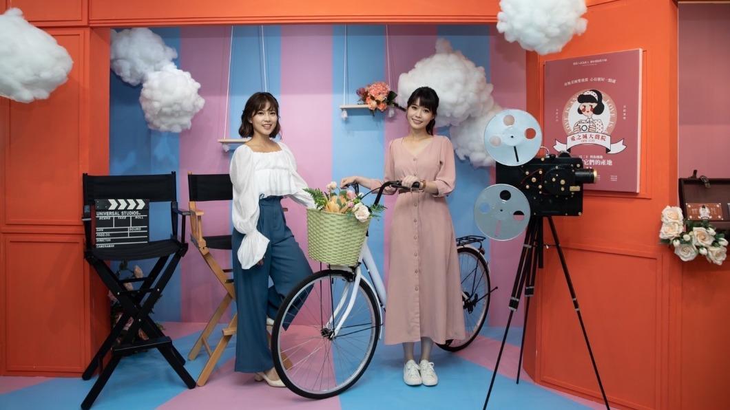 鹽埕戶政的結婚背板走懷舊復古風，打造電影院場景。（圖／高雄市政府提供）
