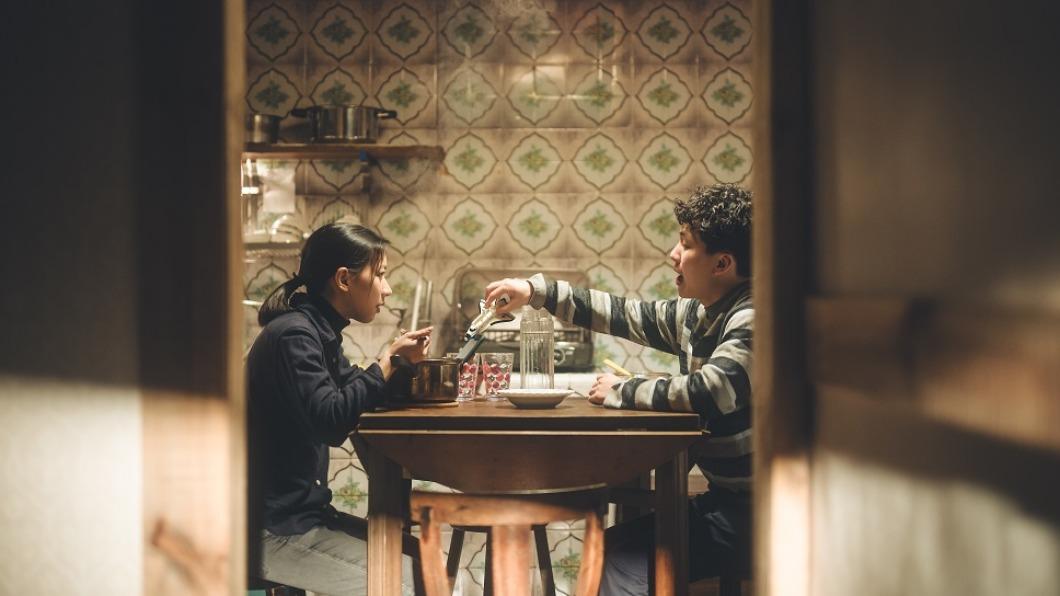 《阿波羅男孩》由演技派男星巫建和(右)金鐘獎最佳新進演員陳妤(左)搭檔。(圖/高雄電影節提供)