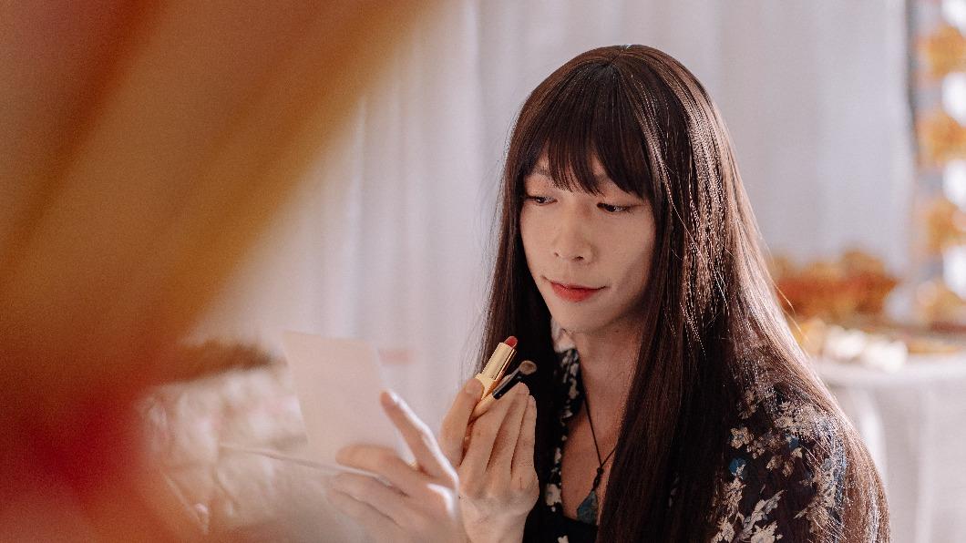 王可元女裝演出《阿媽》。(圖/高雄電影節提供)