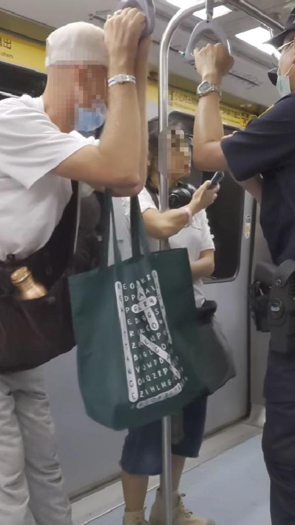 該名男子經勸導後戴上口罩,但女子仍不願配合。(圖/翻攝自爆料公社)