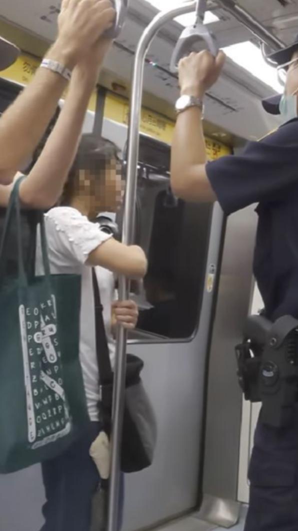 女子向警方表示,加拿大不須配戴口罩,台灣這樣已違反人權。(圖/翻攝自爆料公社)