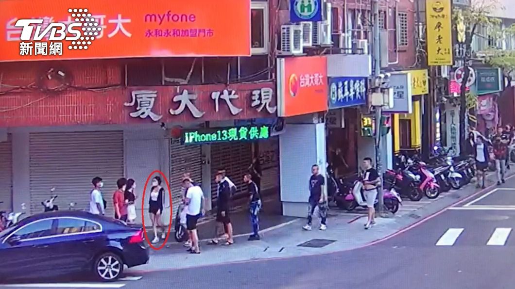 身穿熱褲的女子上前推了對方女子，引爆兩派酒客衝突。（圖／TVBS）
