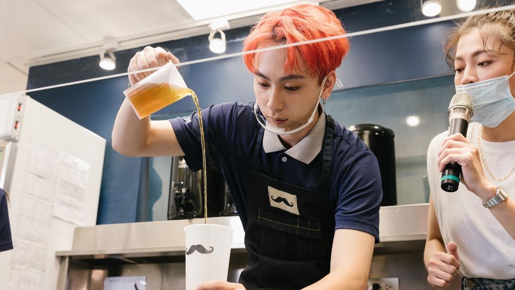 曹家齊做起飲料很有架式。(圖/鬍子茶提供)