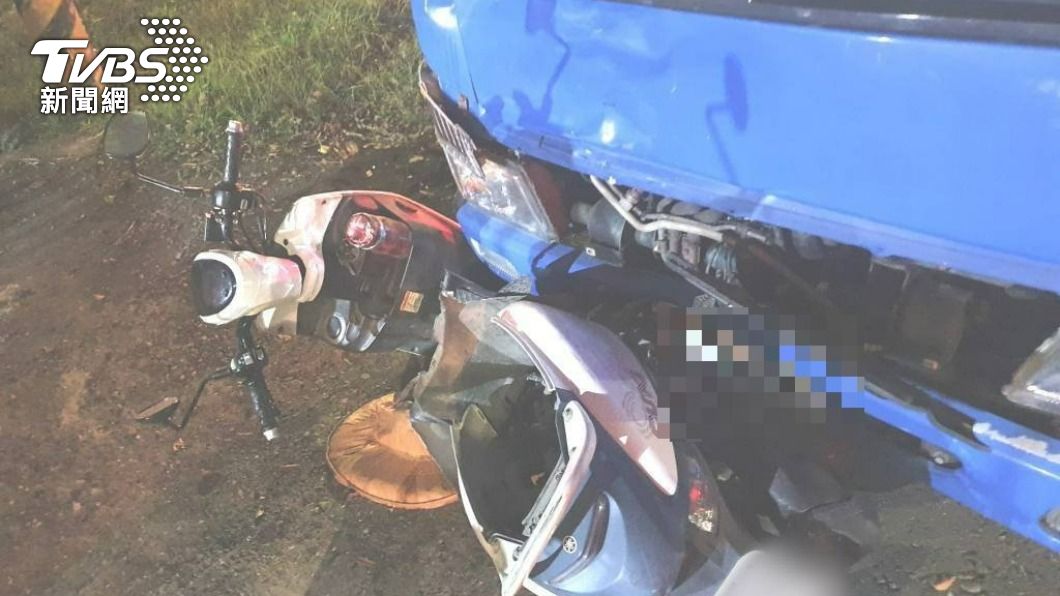 小貨車晚間送家具對撞機車 七旬騎士噴飛對向慘死