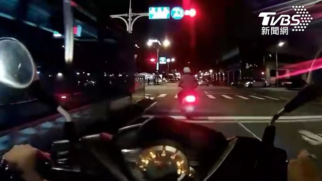陳男停車時跨越停等線，警方當場將他攔下盤查。（圖／TVBS）