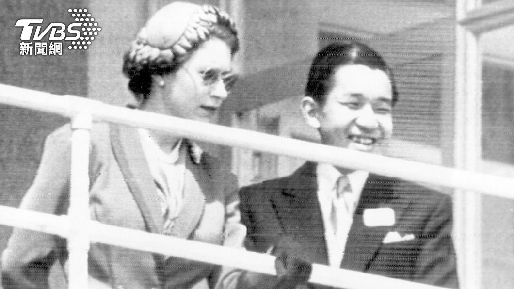 日本上皇曾出席女王加冕典禮。（圖／達志影像美聯社）