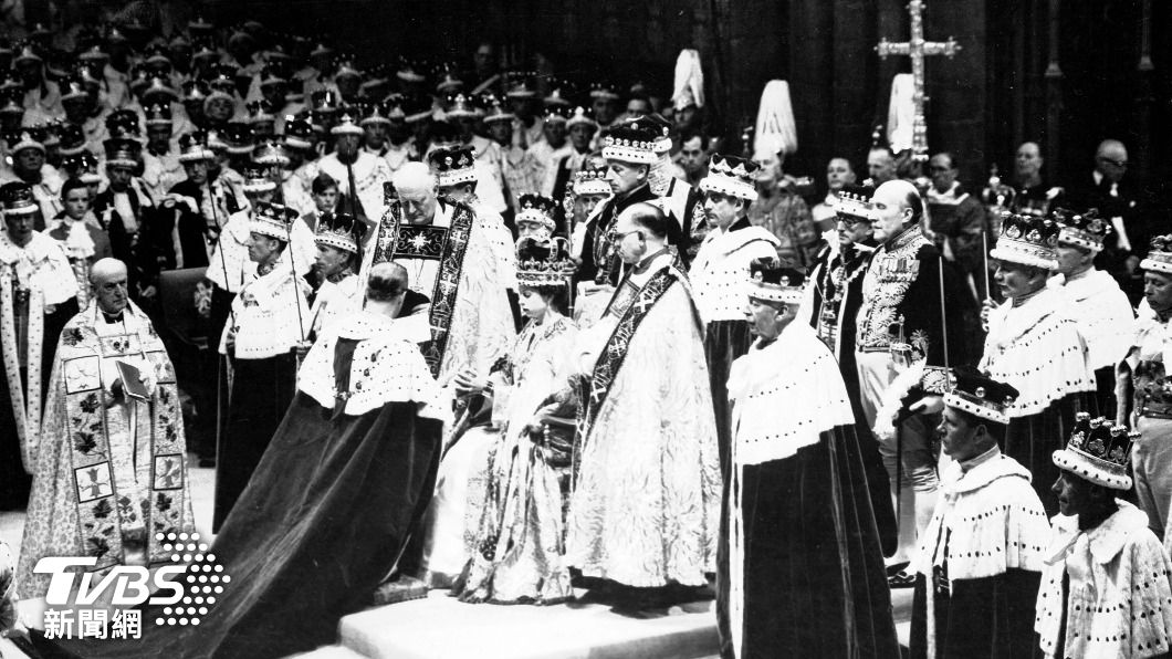英國女王伊莉莎白二世1953年在西敏寺加冕登基。(圖/達志影像美聯社)