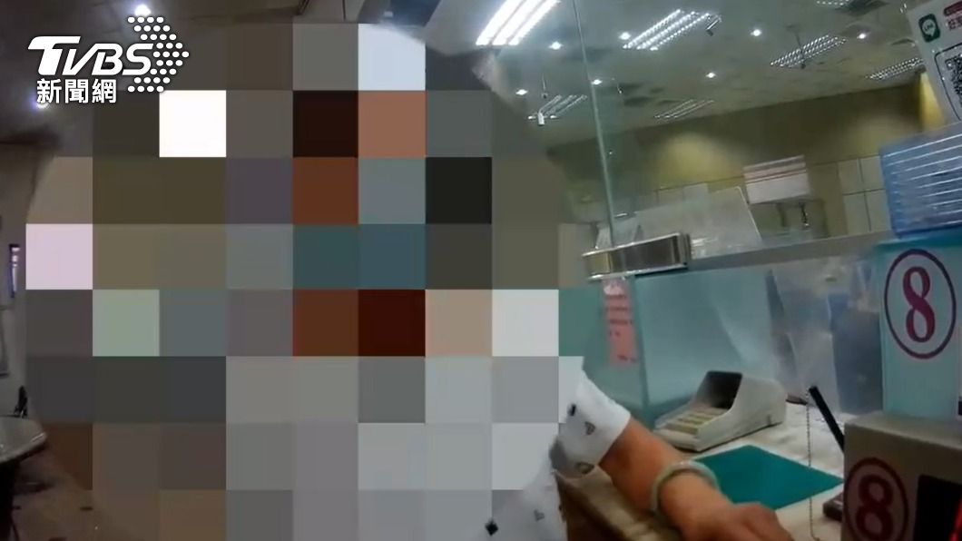 警方趕到現場,及時阻止王婦匯款。(圖/TVBS)