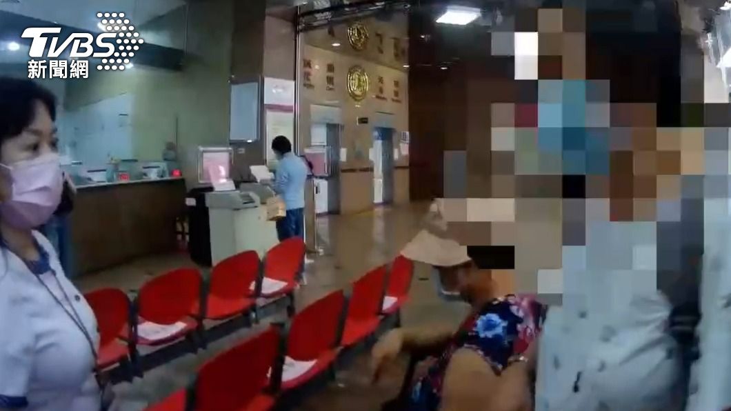 行員也加入勸說行列,才讓婦人打消匯款念頭。(圖/TVBS)