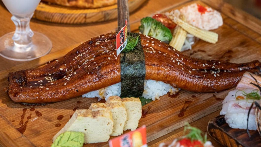 巨大野鰻握壽司肉質飽滿鮮嫩。(圖/虎麗笑嗨嗨)