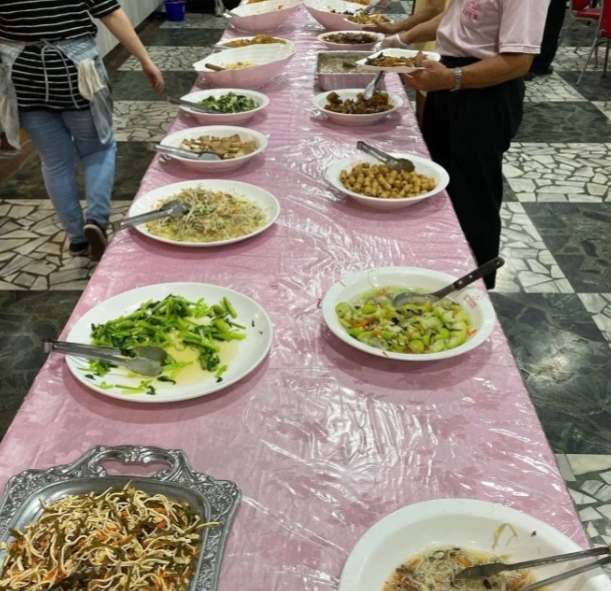 該吃到飽店家到打烊前菜色仍多。（圖／翻攝自Dcard）